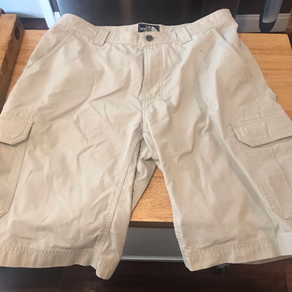 Men’s NorthFace khaki shorts: 36 Reg